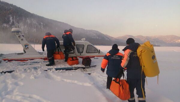 Поиски вертолета Робинсон, потерпевшего крушение и упавшего в Телецкое озеро (Республика Алтай)