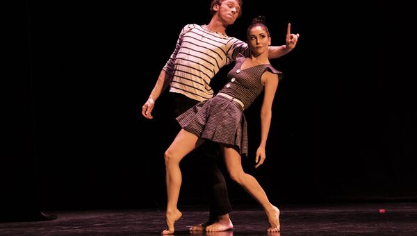 Премьер Мариинского театра Игорь Колб и балерина Алиса Петренко исполняют дуэт из балета Дождь на вечере балета Танцы о любви