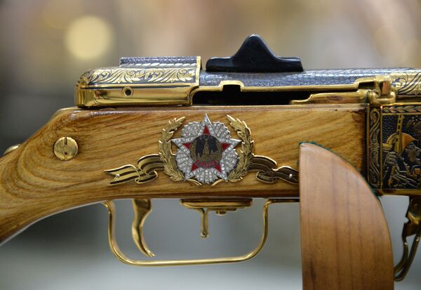 Один из образцов подарочного и наградного оружия для министерства обороны РФ Златоустовской оружейной фабрики