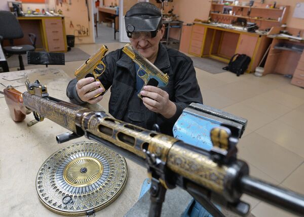 Мастер Златоустовской оружейной фабрики работает над изготовлением подарочных и наградных образцов оружия для министерства обороны РФ
