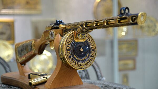 Один из образцов подарочного и наградного оружия для министерства обороны РФ Златоустовской оружейной фабрики
