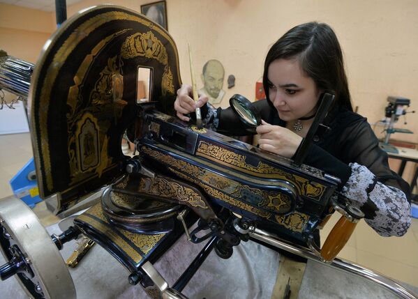 Мастер Златоустовской оружейной фабрики работает над изготовлением подарочных и наградных образцов оружия для министерства обороны РФ