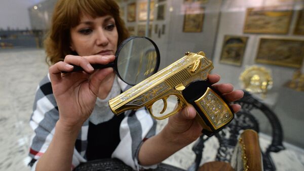 Сотрудница Златоустовской оружейной фабрики проверяет образцы подарочного и наградного оружия для министерства обороны РФ