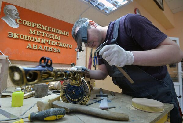 Мастера Златоустовской оружейной фабрики работают над изготовлением подарочных и наградных образцов оружия для министерства обороны РФ