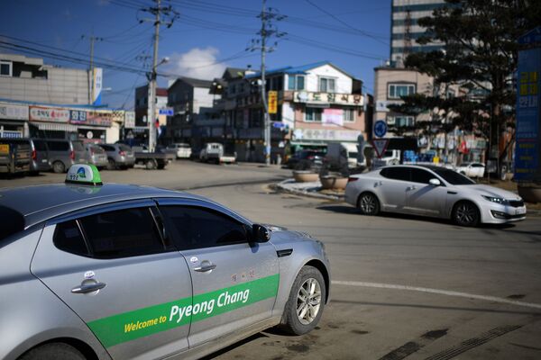 Автомобили на одной из улиц в городе Пхенчхан в Республике Корея
