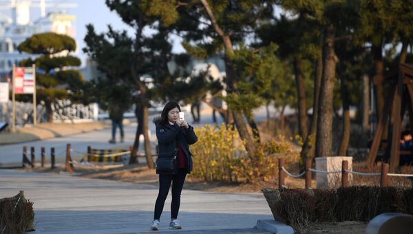 Девушка в одном из скверов в городе Чондончжин в Республике Корея. Архивное фото