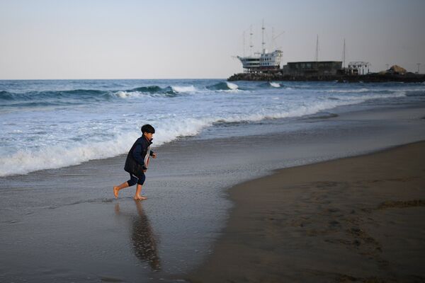 Ребенок на пляже в городе Чондончжин в Республике Корея