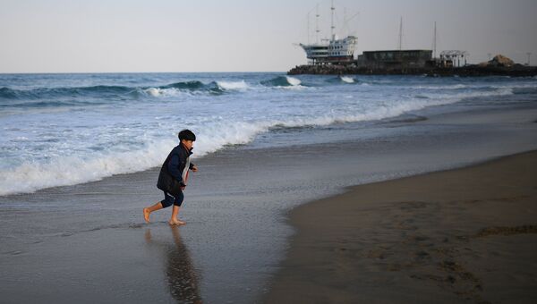 Ребенок на пляже. Архивное фото