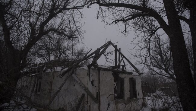 Разрушенный дом в Донецкой области. Архивное фото