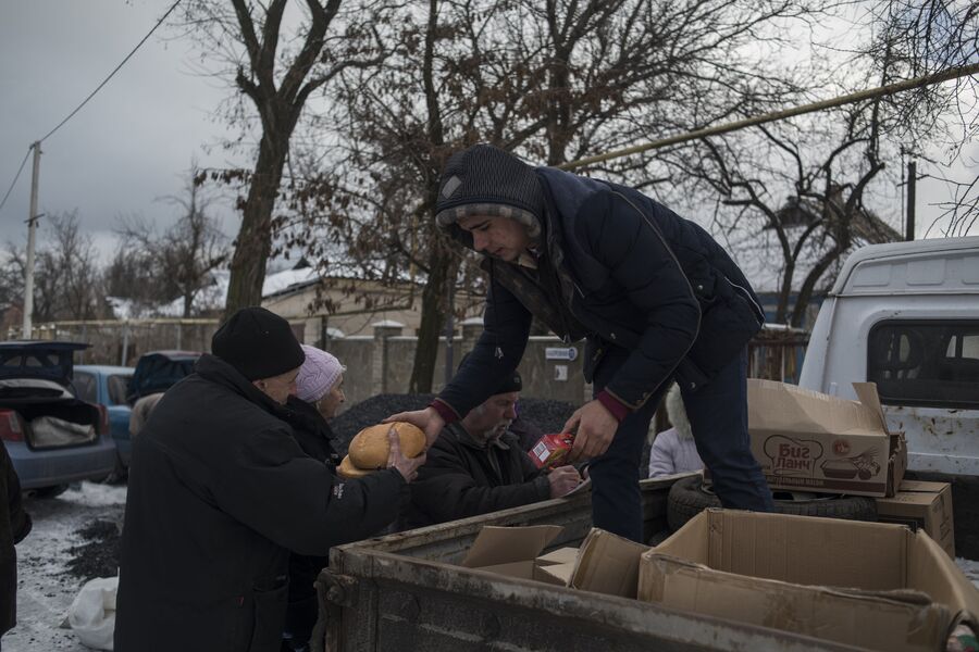 Жители села Веселое Донецкой области получают хлеб