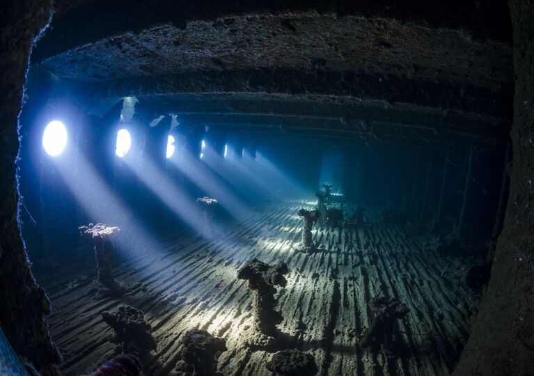 Работа фотографа из Казахстана Nadya Kulagina The Haunted Room для конкурса 2017 Underwater Photographer of the Year