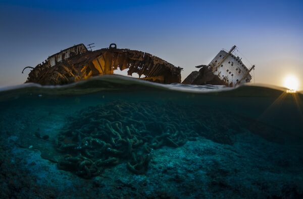 Работа фотографа из Венгрии Csaba Tökölyi The wreck of the Louilla at sunset' для конкурса 2017 Underwater Photographer of the Year