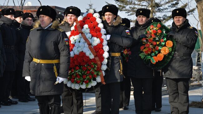 Военнослужащие на Морском кладбище Владивостока