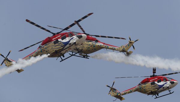 Вертолеты ВВС Индии Dhruv на церемонии открытия Aero India 2017 на авиабазе Елаханка в Бангалоре