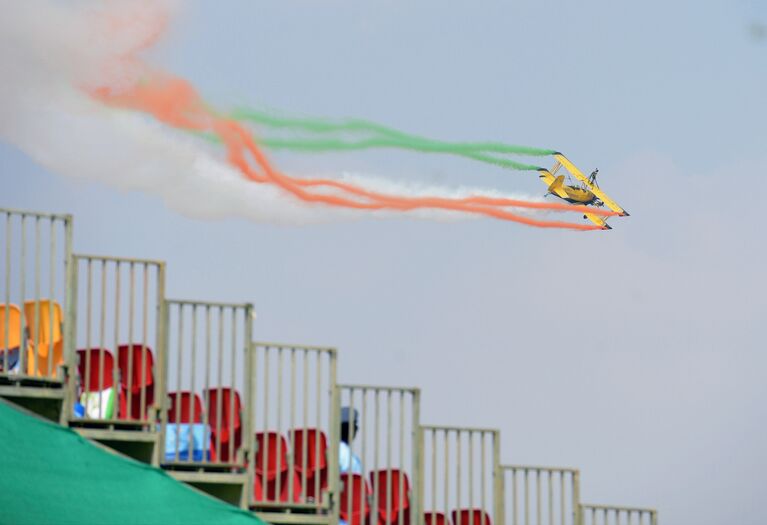 Участники скандинавской пилотажной группы Sky Cats на церемонии открытия Aero India 2017 на авиабазе Елаханка в Бангалоре