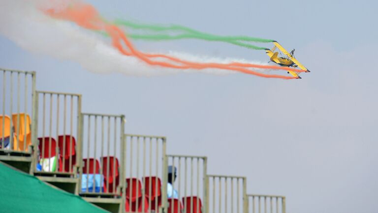 Участники скандинавской пилотажной группы Sky Cats на церемонии открытия Aero India 2017 на авиабазе Елаханка в Бангалоре