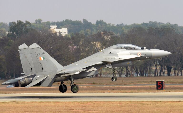 Истребитель Су-30МКИ ВВС Индии на церемонии открытия Aero India 2017 на авиабазе Елаханка в Бангалоре