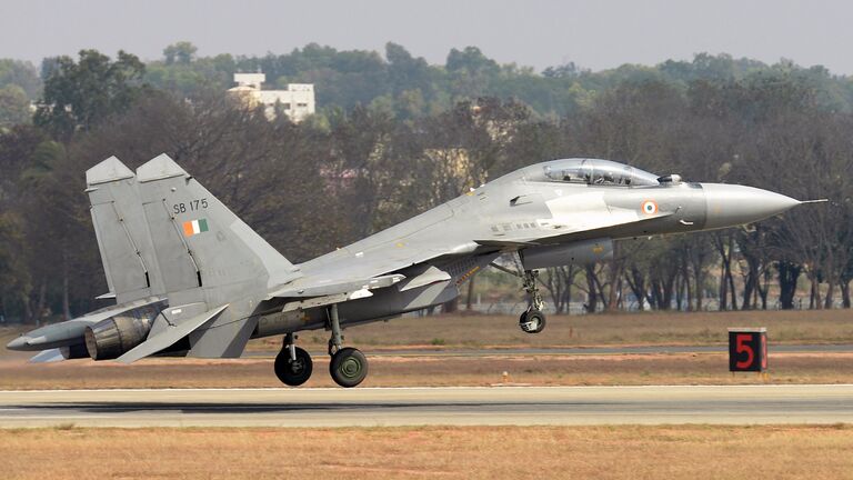 Истребитель Су-30МКИ ВВС Индии на церемонии открытия Aero India 2017 на авиабазе Елаханка в Бангалоре