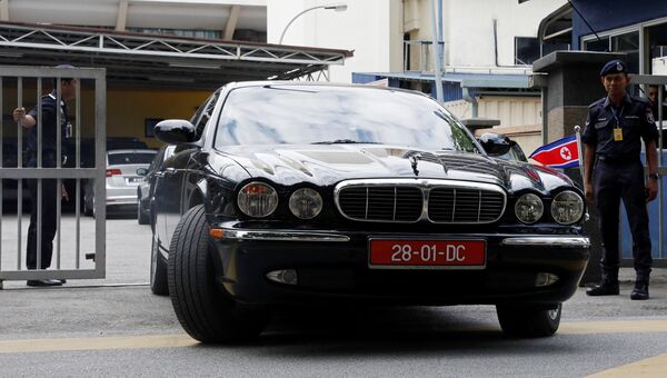 Официальный представитель Северной Кореи покидает морг в Куала-Лумпуре, где проводилось вскрытие тела Ким Чен Нама