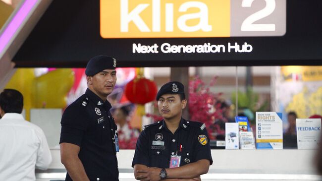 Полицейские в международном аэропорте Куала-Лумпур в Сепанге