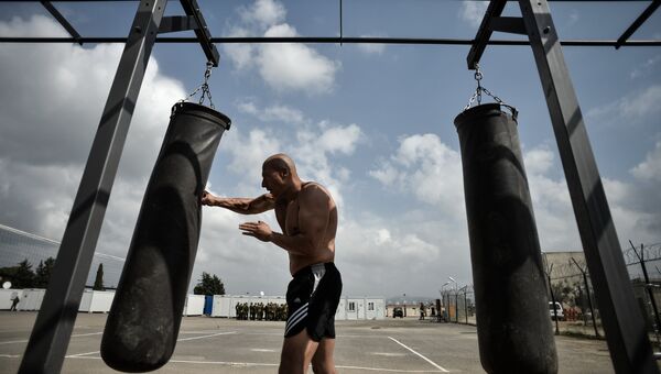 Военнослужащий занимается спортом на авиабазе Хмеймим в сирийской провинции Латакия
