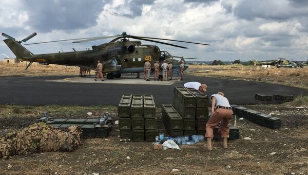 Технический персонал у российского ударного вертолета МИ-24 на аэродроме Хмеймим в Сирии