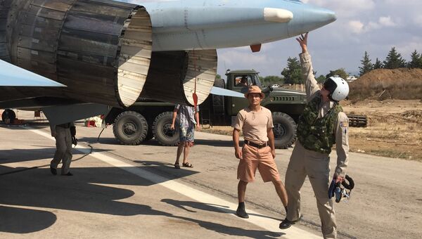 Российские летчики готовятся к посадке в истребитель Су-30 перед вылетом с аэродрома Хмеймим в Сирии