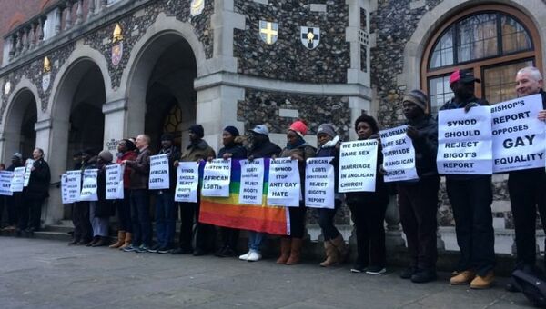 ЛГБТ активисты  пикетируют здание, в котором заседает генеральный Собор Церкви Англии