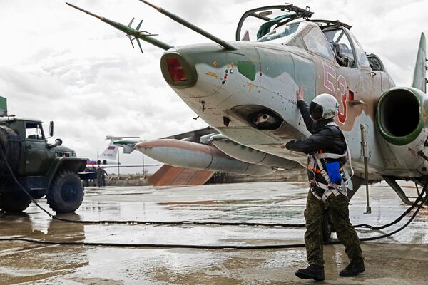 Подготовка штурмовика Су-25 ВКС России на авиабазе Хмеймим в Сирии к вылету в пункт постоянной дислокации на территории России
