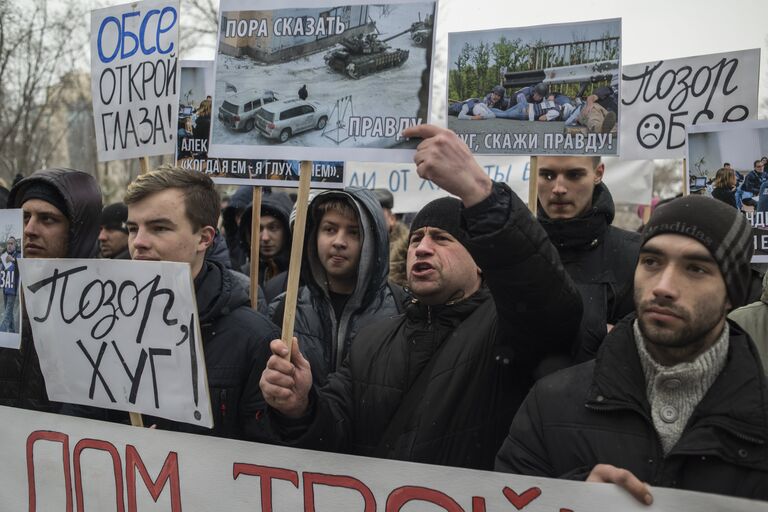 Митинг жителей Донецка против необъективной работы миссии ОБСЕ на Донбассе Митинг жителей Донецка против необъективной работы миссии ОБСЕ на Донбассе