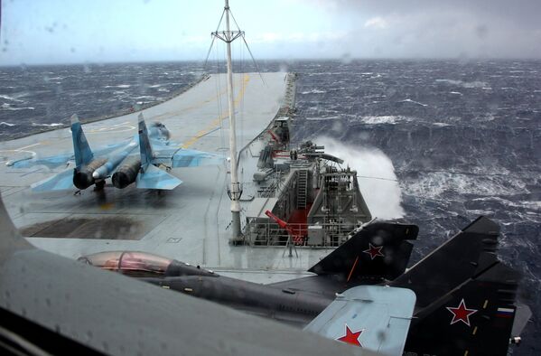 Истребитель МиГ-29К на палубе тяжелого авианесущего крейсера Адмирал Кузнецов в Средиземном море