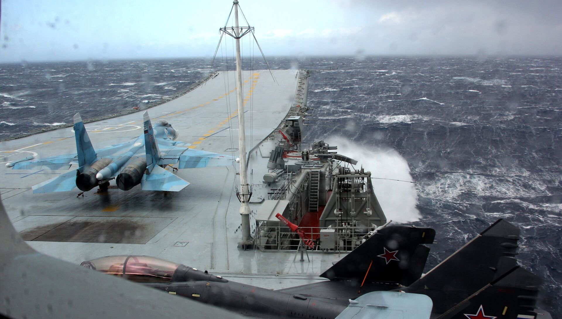 Истребитель МиГ-29К на палубе тяжелого авианесущего крейсера Адмирал Кузнецов в Средиземном море - РИА Новости, 1920, 21.11.2017
