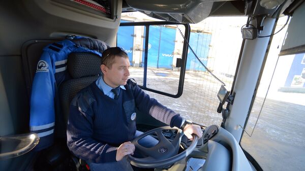 Водитель отечественного электробуса ЛиАЗ-6274В перед выходом на маршрут в Москве