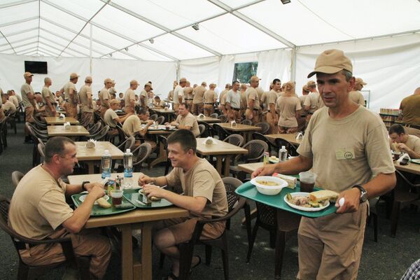 Военнослужащие РФ обедают на базе Хмеймим в Сирии