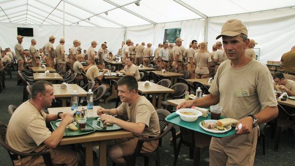 Военнослужащие РФ обедают на базе Хмеймим в Сирии