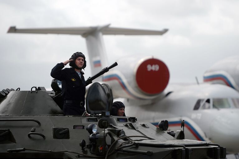 Военнослужащий в БТР-82А механизированной колонны войск во время тренировки к военному параду, посвященному 71-й годовщине Победы в Великой Отечественной войне, на авиабазе Хмеймим в Сирии