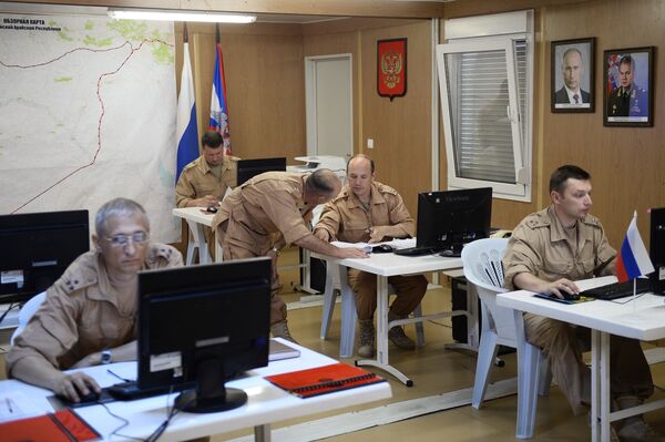 Российские военнослужащие в Координационном центре по примирению враждующих сторон на территории Сирии на авиабазе Хмеймим