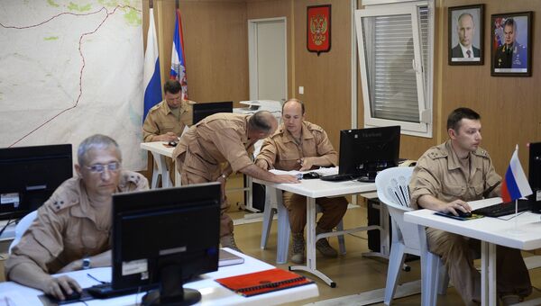 Российские военнослужащие в Координационном центре по примирению враждующих сторон на территории Сирии на авиабазе Хмеймим. Архивное фото
