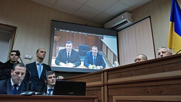 Бывший президент Украины Виктор Янукович во время видеотрансляции на экране монитора в Святошинском районном суде Киева. Архивное фото