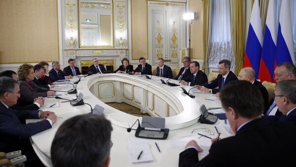 Председатель правительства РФ Дмитрий Медведев во время встречи с членами Совета палаты Совета Федерации Федерального Собрания РФ. 15 февраля 2017