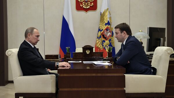 Президент РФ Владимир Путин и министр экономического развития РФ Максим Орешкин. Архивное фото