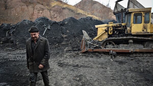 Угольный склад шахты имени Челюскинцев в Донецке, архивное фото