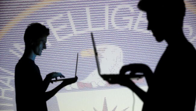 Силуэты на фоне эмблемы ЦРУ из двоичного кода