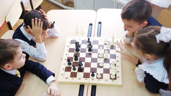 Дети играют в шахматы