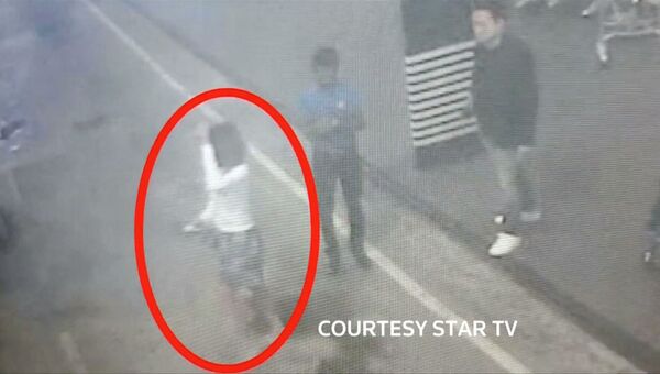 Задержанная женщина, подозреваемая в причастности к убийству Ким Чен Нама, на кадре с камеры видеонаблюдения в аэропорту Малайзии