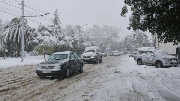 Движение транспорта во время снегопада в Сухуме
