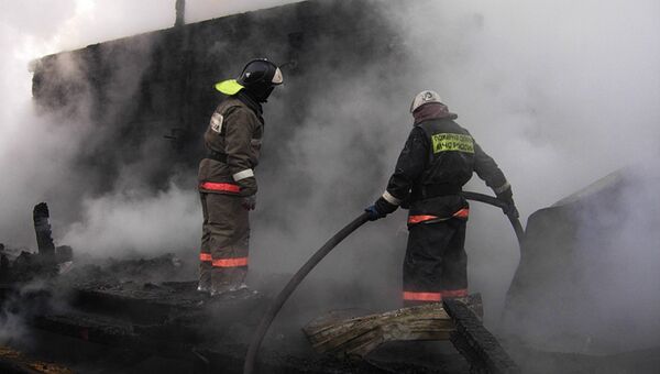 Сотрудники МЧС республики Бурятия на месте пожара
