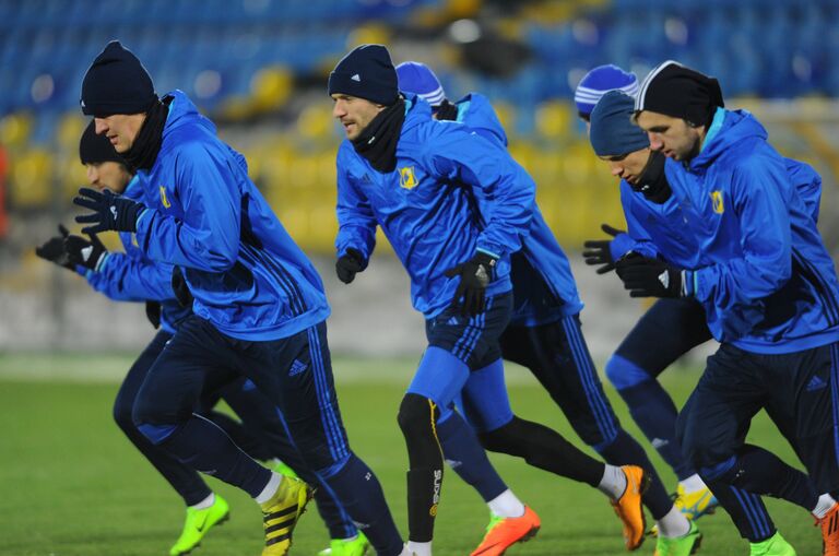 Игроки ФК Ростов во время тренировки перед матчем Лиги Европы против ФК Спарта Игроки ФК Ростов во время тренировки перед матчем Лиги Европы против ФК Спарта