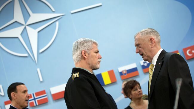 Председатель военного комитета НАТО генерал Петр Павел и министр обороны США Джим Маттис на встрече министров обороны стран членов НАТО в Брюсселе