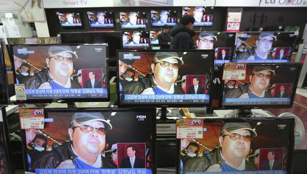 Портрет Ким Чен Нама на экранах телевизоров в магазине бытовой техники